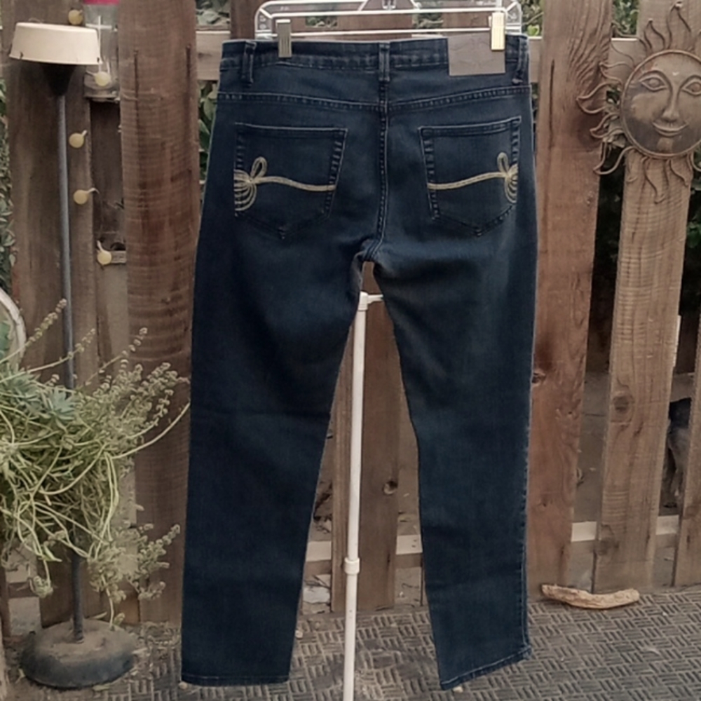 Woman's jeans beyond destiny. Good stretch blue. Leg inseam 29 inches. Blue